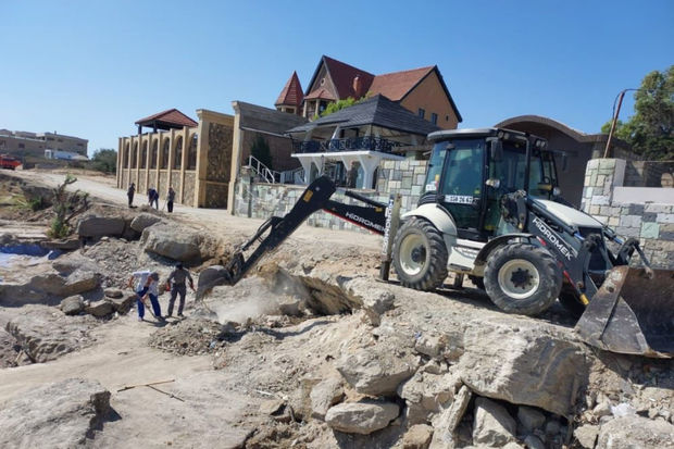 xezer-sahili-sokulen-qanunsuz-tikililerin-qaliqlarindan-temizlenir-foto